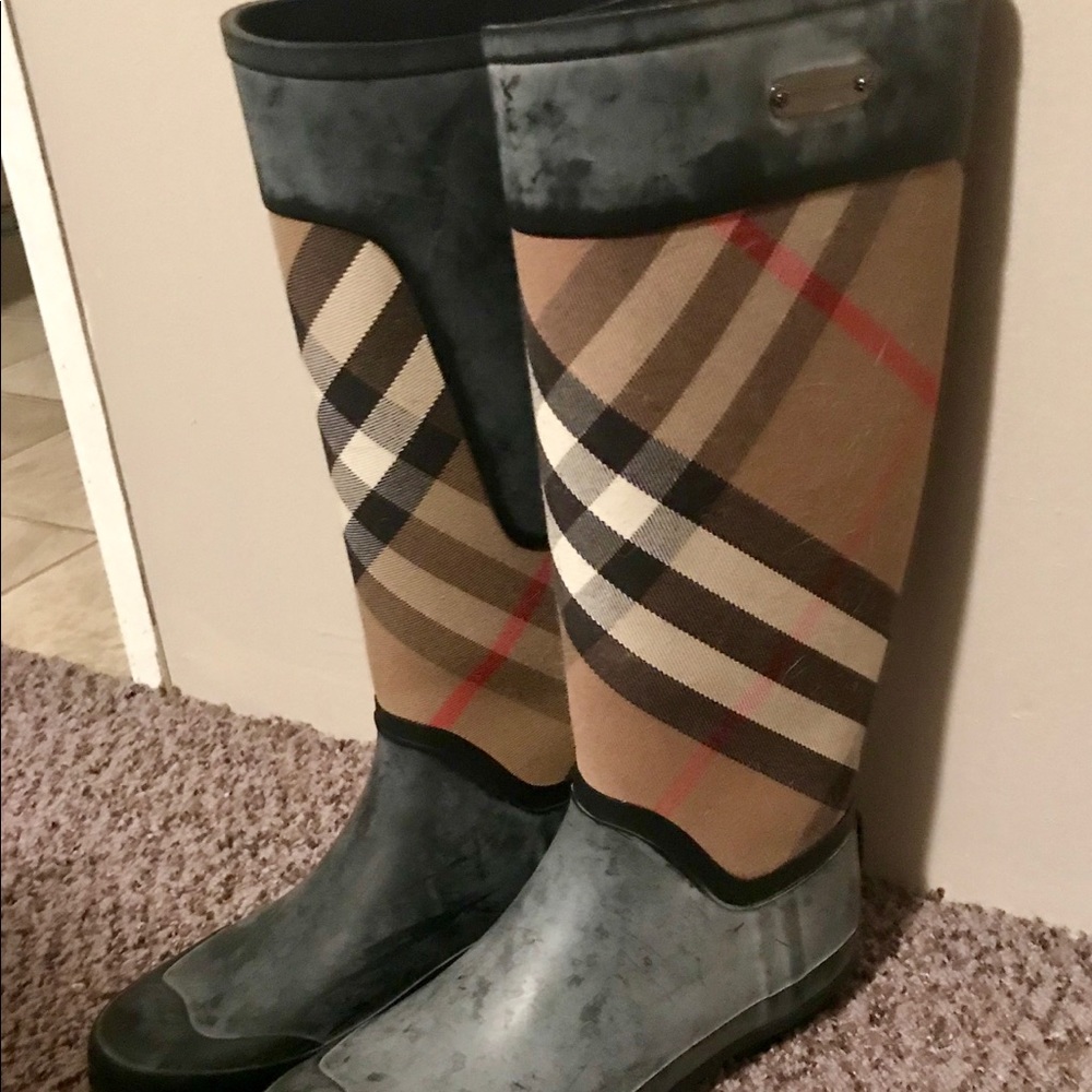Authentic Burberry rain boots. Size 8. - Picture 2 of 2